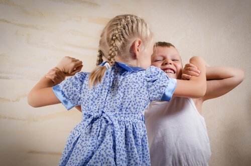Rodzeństwo bijące się ze sobą