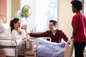 Wizyta u noworodka w szpitalu - 8 przydatnych wskazówek