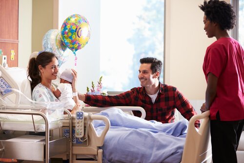 Wizyta u noworodka w szpitalu – 8 przydatnych wskazówek