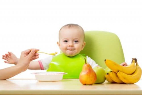 zadowolone dziecko próbuje nowe smaki w diecie