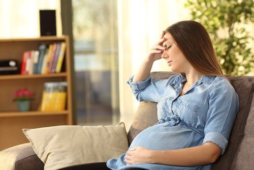 Zmiany psychiczne w ciąży - smutna kobieta
