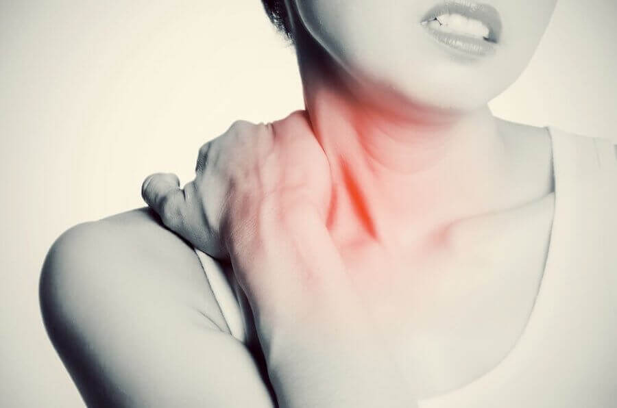 Kobieta cierpi na ból karku