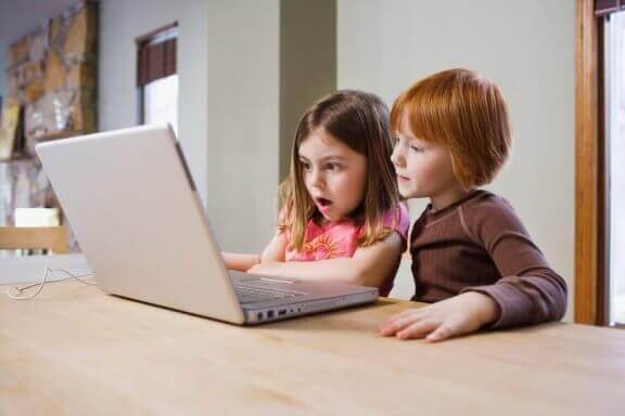 Chłopiec i dziewczynka przed laptopem