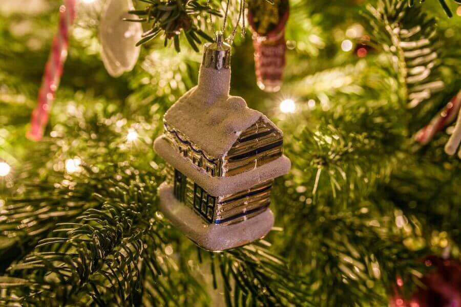 Choinka i bombka choinkowa - dekorowanie ogrodu na Boże Narodzenie