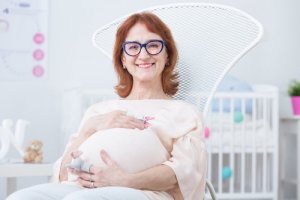 Macierzyństwo w dojrzałym wieku – czy jest bezpieczne?