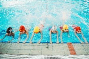 Nauka pływania dla dzieci – poznaj dziesięć najważniejszych zalet!