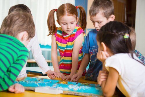 Dzieci układające puzzle na podłodze - zabawy rozwojowe