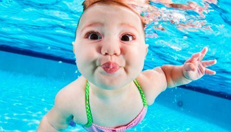 Nauka pływania dla dzieci może zacząć się bardzo wcześnie, nawet około 6. miesiąca życia malucha.