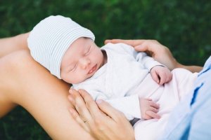Letnie ubranka dla niemowląt – poznaj zestaw idealny na tę porę roku