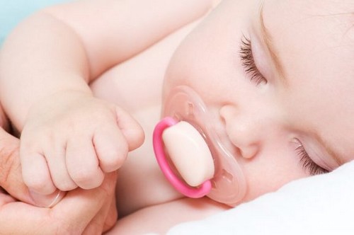 Spanie ze smoczkiem - dowiedz się, czy ten zwyczaj nie zaszkodzi Twojemu dziecku