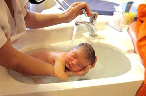 Kąpiel noworodka