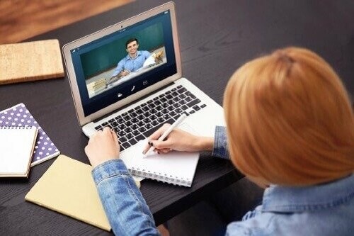Kształcenie na odległość: wady i zalety e-learningu