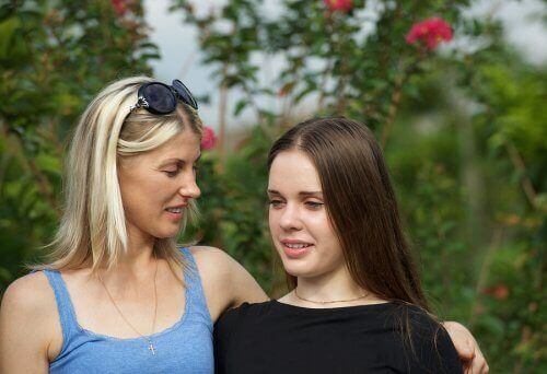 Mama i córka rozmawiają ze sobą