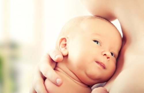 Mama przytulająca niemowlę - dzieci w Hiszpanii