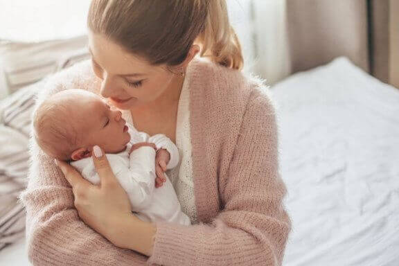 Mama przytulająca noworodka