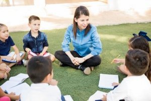 Edukacja outdoor: czy wiesz, na czym polega nauka w terenie?