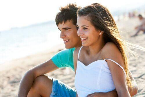 Nowa dziewczyna syna na plaży