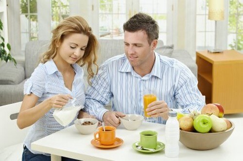 Mąż i żona podczas śniadania