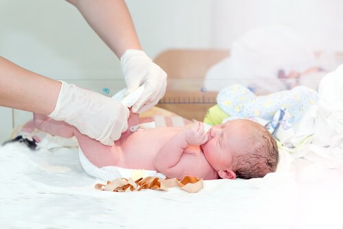 Dziecko od razu po narodzinach - widoczny kikut pępowinowy