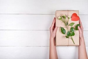 Prezenty dla matek, które niedawno urodziły dziecko - przydatne propozycje