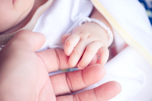 Dłoń niemowlęcia - co się dzieje podczas połogu