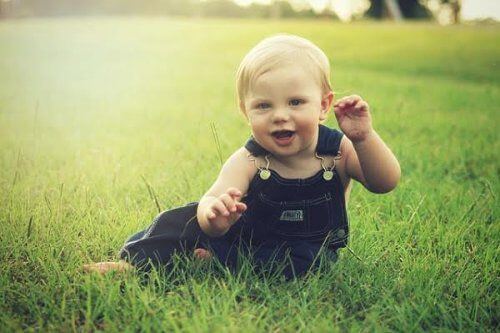 Śmiech dziecka na trawie