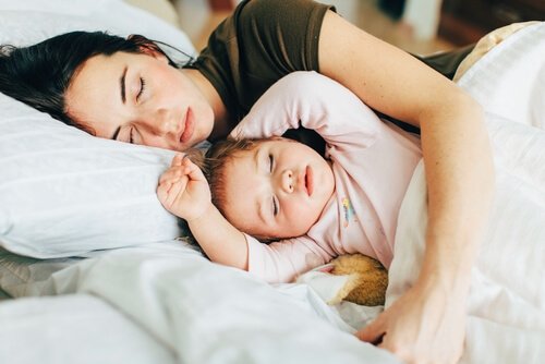 Mama śpi z dzieckiem - dziecko nie chce spać w swoim łóżku