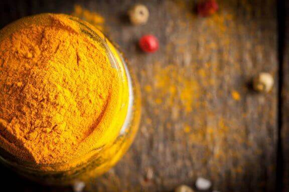 Sproszkowana kurkuma w słoiku