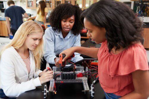 Trzy dziewczyny budujące maszynę - kobiety STEM