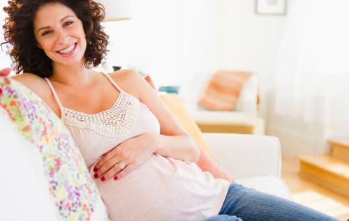 Uśmiechnięta ciężarna kobieta