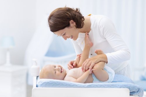 Mama bawiąca się z dzieckiem