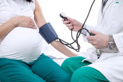 Pomiar ciśnienia u kobiety w ciąży