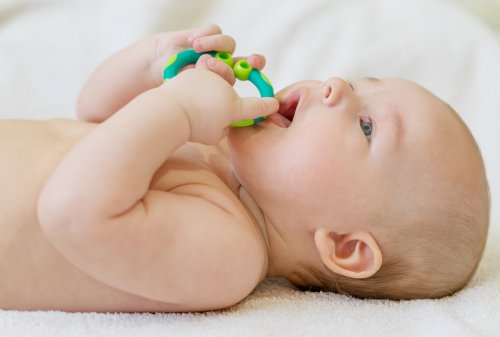 Używaj gryzaków aby przynieść dziecku ulgę podczas ząbkowania.