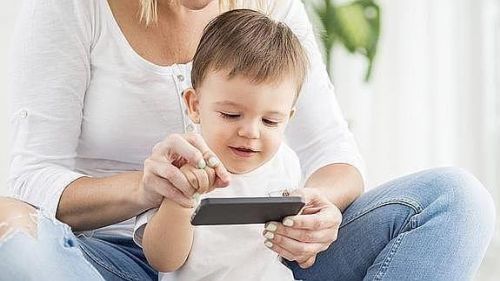 Dziecko i mama bawią się smartfonem