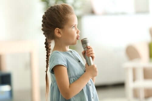 Dziewczynka mówiąca do mikrofonu