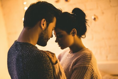 Kobieta i mężczyzna przytulający się z zamkniętymi oczami - gdy przyjaciele nie lubią Twojego partnera