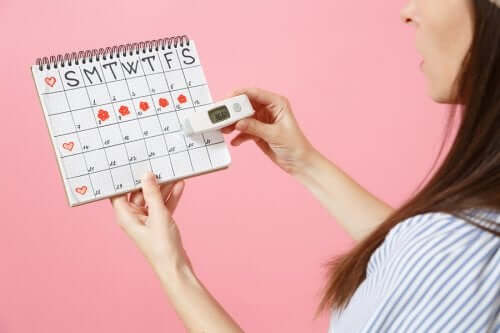 Kobieta sprawdzająca cykl miesiączkowy na kalendarzu - faza lutealna