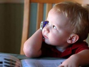 Pamiętaj o tym, że telefon lub tablet mogą opóźniać rozwój mowy u dziecka!