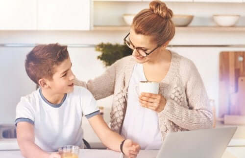 Mama rozmawiająca z synem - mity dotyczące miłości
