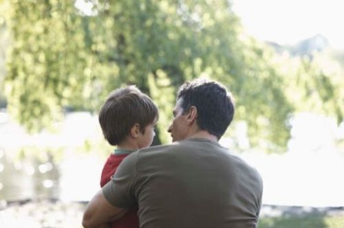 Ojciec i dziecko w parku