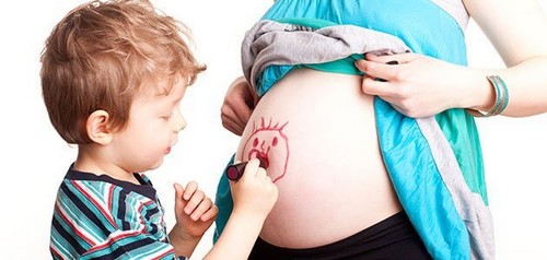 Dziecko malujące na brzuchu matki