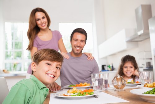 Wspólne jedzenie posiłków cementuje rodzinę.
