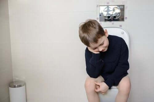 Smutny chłopiec na toalecie - dziecko boi się robić kupkę