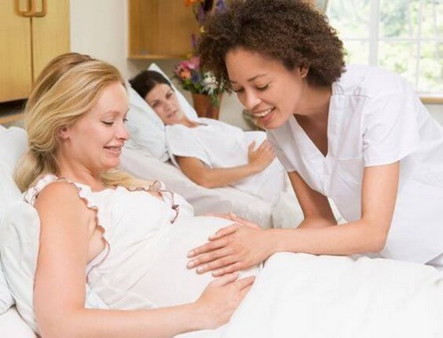 Pielęgniarka z kobietą w ciąży