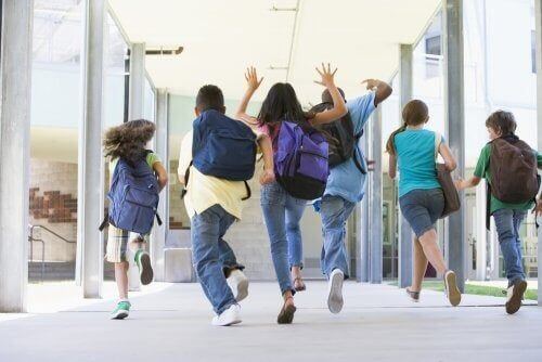 Dzieci biegną do szkoły