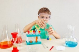Eksperymenty naukowe dla dzieci - poznaj 4 przykłady najlepszych opcji