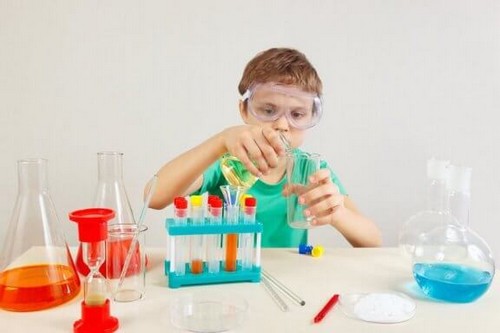 Eksperymenty naukowe dla dzieci – poznaj 4 przykłady najlepszych opcji