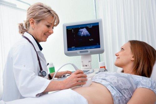 Lekarka wykonująca kobiecie badania ultrasonograficzne brzucha