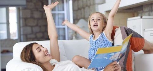 Mama i córka czytają książkę dla dzieci