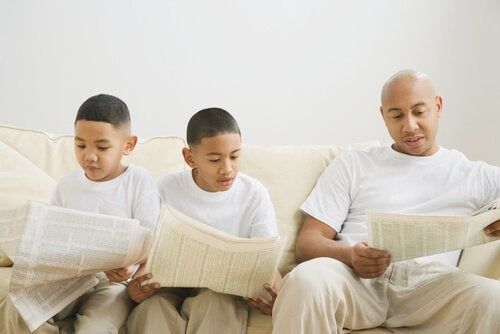 Ojciec i synowie czytają gazetę - modelowanie